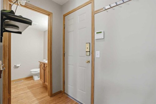 11 Somerglen Place Sw, Calgary, AB - Indoor Photo Showing Bathroom