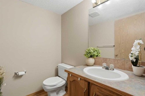 11 Somerglen Place Sw, Calgary, AB - Indoor Photo Showing Bathroom