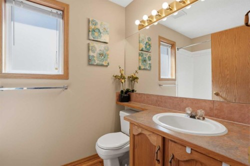 11 Somerglen Place Sw, Calgary, AB - Indoor Photo Showing Bathroom