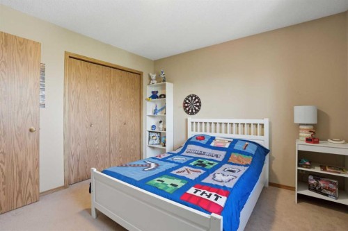 11 Somerglen Place Sw, Calgary, AB - Indoor Photo Showing Bedroom