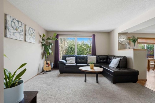 11 Somerglen Place Sw, Calgary, AB - Indoor Photo Showing Living Room