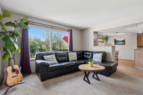 11 Somerglen Place Sw, Calgary, AB - Indoor Photo Showing Living Room