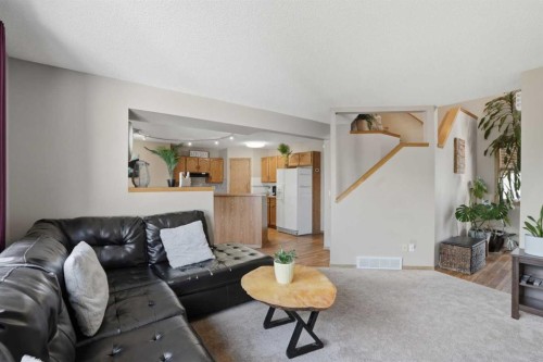 11 Somerglen Place Sw, Calgary, AB - Indoor Photo Showing Living Room