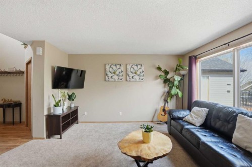 11 Somerglen Place Sw, Calgary, AB - Indoor Photo Showing Living Room