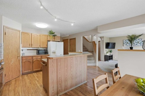 11 Somerglen Place Sw, Calgary, AB - Indoor Photo Showing Kitchen