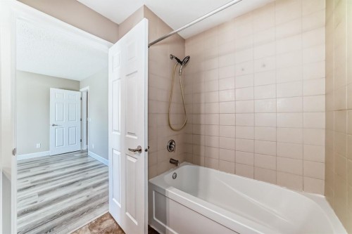 553 Windstone Common Sw, Airdrie, AB - Indoor Photo Showing Bathroom