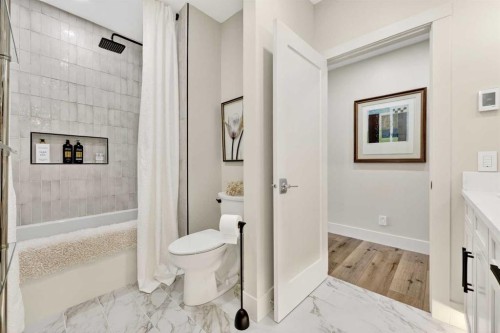 45 Cranbrook Rise Se, Calgary, AB - Indoor Photo Showing Bathroom