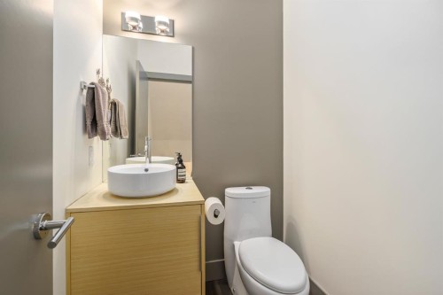 1826 37 Avenue Sw, Calgary, AB - Indoor Photo Showing Bathroom
