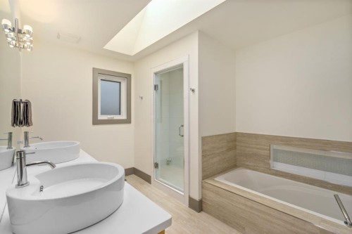 1826 37 Avenue Sw, Calgary, AB - Indoor Photo Showing Bathroom