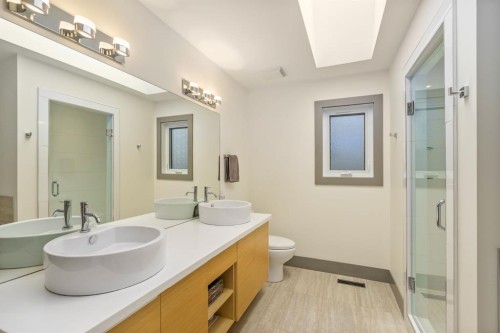 1826 37 Avenue Sw, Calgary, AB - Indoor Photo Showing Bathroom