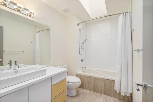 1826 37 Avenue Sw, Calgary, AB - Indoor Photo Showing Bathroom