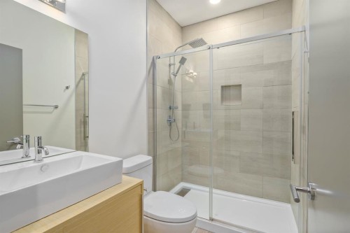 1826 37 Avenue Sw, Calgary, AB - Indoor Photo Showing Bathroom