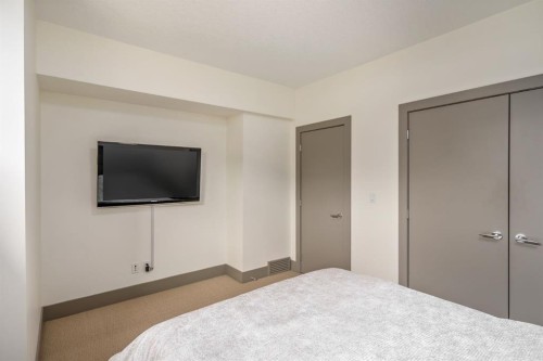 1826 37 Avenue Sw, Calgary, AB - Indoor Photo Showing Bedroom
