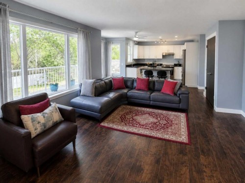 6 Cambria Place, Strathmore, AB - Indoor Photo Showing Living Room
