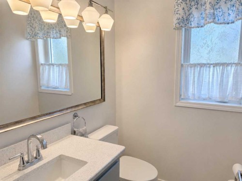 6 Cambria Place, Strathmore, AB - Indoor Photo Showing Bathroom