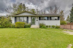 146 Oakmoor Place SW Calgary, AB T2V 4A3