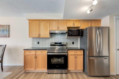 324 Evermeadow Road Sw, Calgary, AB - Indoor Photo Showing Kitchen