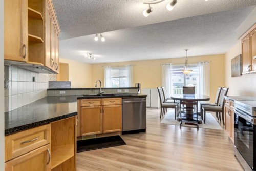 324 Evermeadow Road Sw, Calgary, AB - Indoor Photo Showing Kitchen