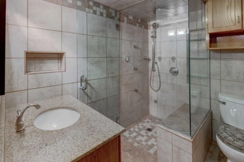 255 Huntcroft Road Ne, Calgary, AB - Indoor Photo Showing Bathroom