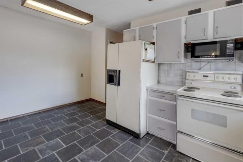 255 Huntcroft Road Ne, Calgary, AB - Indoor Photo Showing Kitchen