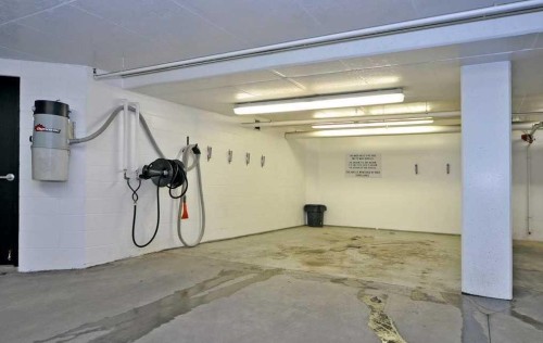 601-910 5 Avenue Sw, Calgary, AB - Indoor Photo Showing Garage