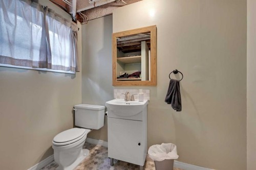 160 Strathcona Close Sw, Calgary, AB - Indoor Photo Showing Bathroom