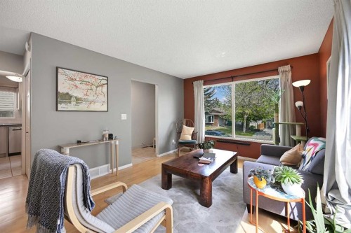 160 Strathcona Close Sw, Calgary, AB - Indoor Photo Showing Living Room