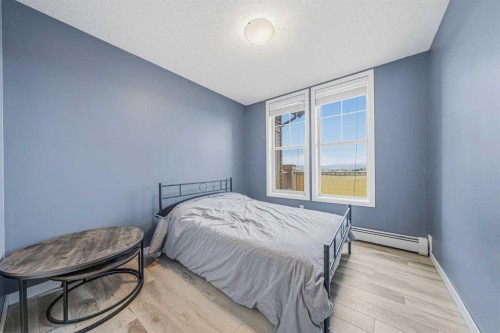 404-207 Sunset Drive, Cochrane, AB - Indoor Photo Showing Bedroom
