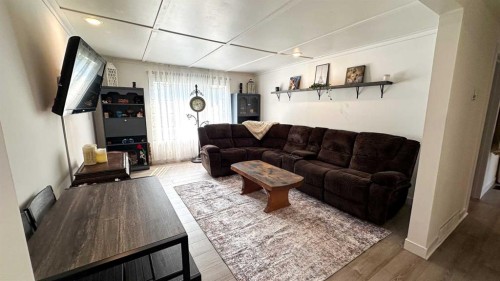 968 1 Avenue Ne, Sundre, AB - Indoor Photo Showing Living Room