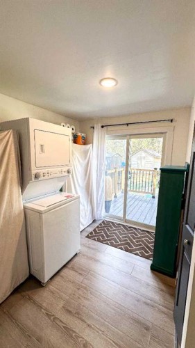 968 1 Avenue Ne, Sundre, AB - Indoor Photo Showing Laundry Room
