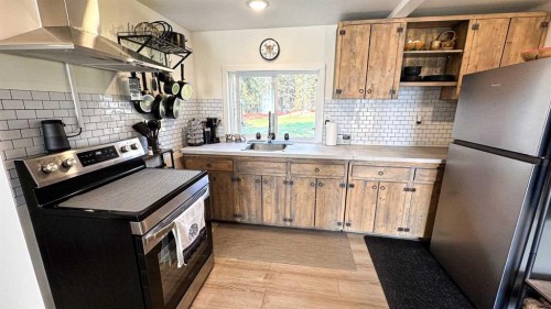 968 1 Avenue Ne, Sundre, AB - Indoor Photo Showing Kitchen