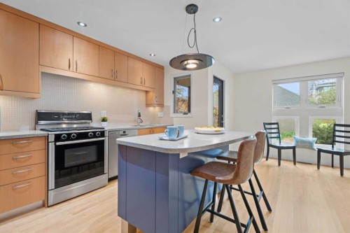 216 4 Avenue Ne, Calgary, AB - Indoor Photo Showing Kitchen
