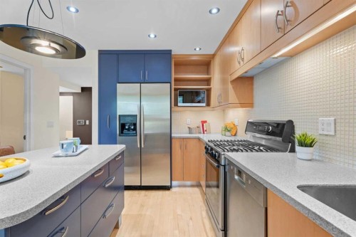 216 4 Avenue Ne, Calgary, AB - Indoor Photo Showing Kitchen