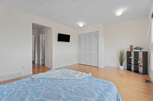 216 4 Avenue Ne, Calgary, AB - Indoor Photo Showing Bedroom