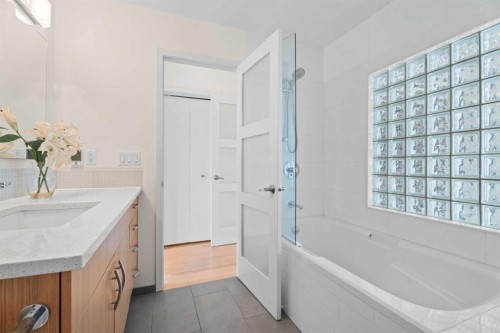 216 4 Avenue Ne, Calgary, AB - Indoor Photo Showing Bathroom
