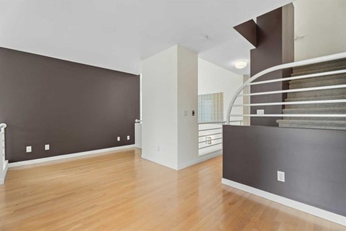 216 4 Avenue Ne, Calgary, AB - Indoor Photo Showing Other Room