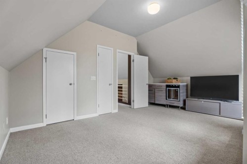 216 4 Avenue Ne, Calgary, AB - Indoor Photo Showing Other Room