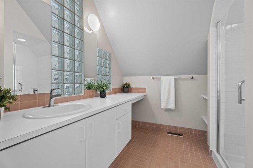 216 4 Avenue Ne, Calgary, AB - Indoor Photo Showing Bathroom