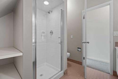 216 4 Avenue Ne, Calgary, AB - Indoor Photo Showing Bathroom