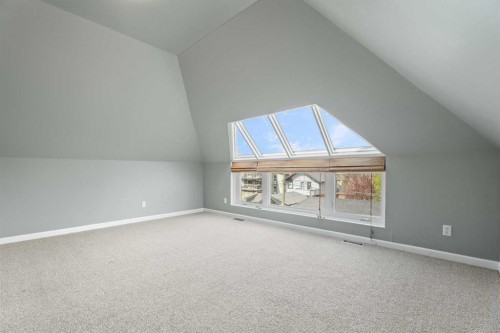216 4 Avenue Ne, Calgary, AB - Indoor Photo Showing Other Room