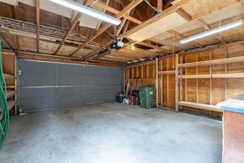 216 4 Avenue Ne, Calgary, AB - Indoor Photo Showing Garage