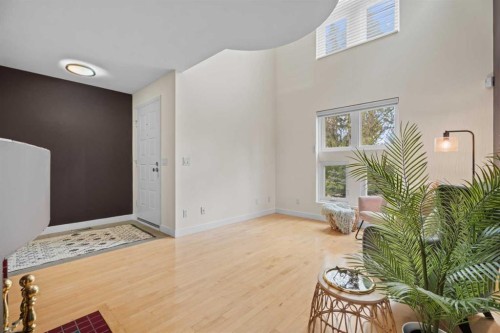 216 4 Avenue Ne, Calgary, AB - Indoor Photo Showing Other Room