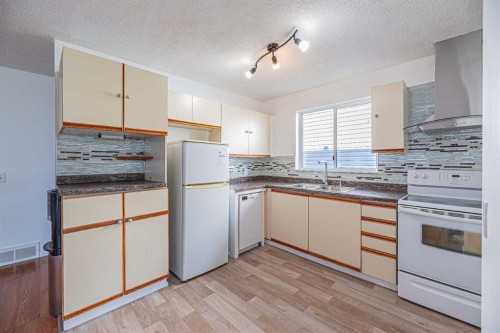 14 Martindale Mews Ne, Calgary, AB - Indoor Photo Showing Kitchen