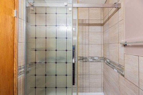 14 Martindale Mews Ne, Calgary, AB - Indoor Photo Showing Bathroom