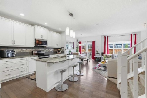 4 Panton Road Nw, Calgary, AB - Indoor Photo Showing Kitchen With Upgraded Kitchen