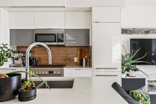 705-1020 9 Avenue Se, Calgary, AB - Indoor Photo Showing Kitchen