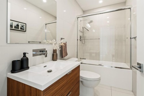 705-1020 9 Avenue Se, Calgary, AB - Indoor Photo Showing Bathroom
