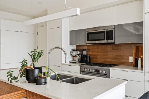 705-1020 9 Avenue Se, Calgary, AB - Indoor Photo Showing Kitchen With Double Sink