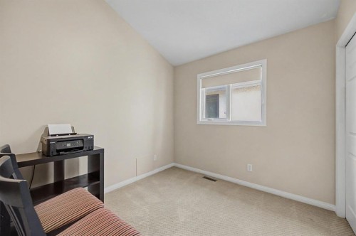 1206 19 Avenue Nw, Calgary, AB - Indoor Photo Showing Other Room