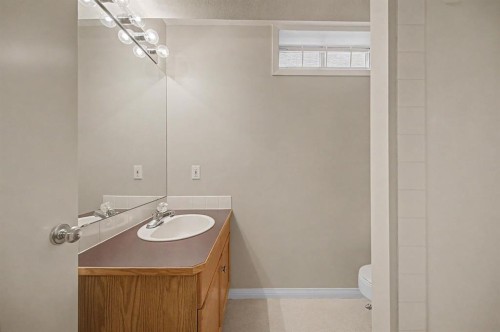 1206 19 Avenue Nw, Calgary, AB - Indoor Photo Showing Bathroom